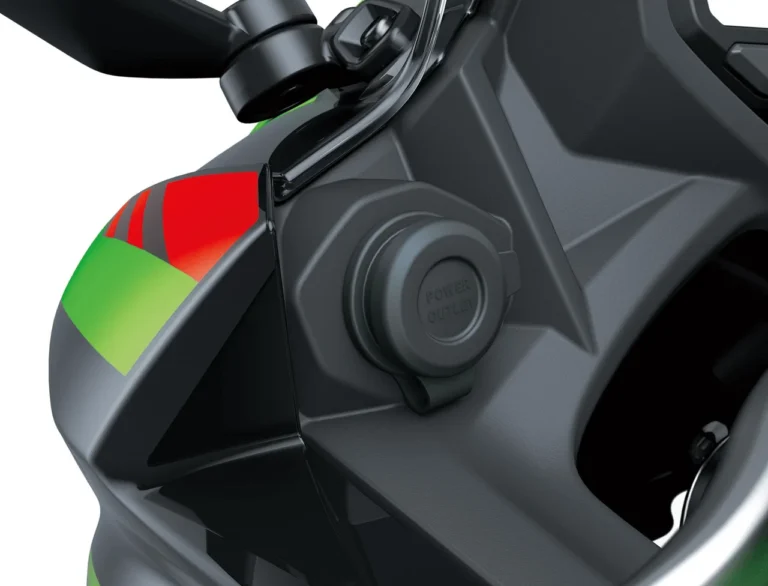 12 V DC utičnica (Ninja 650)